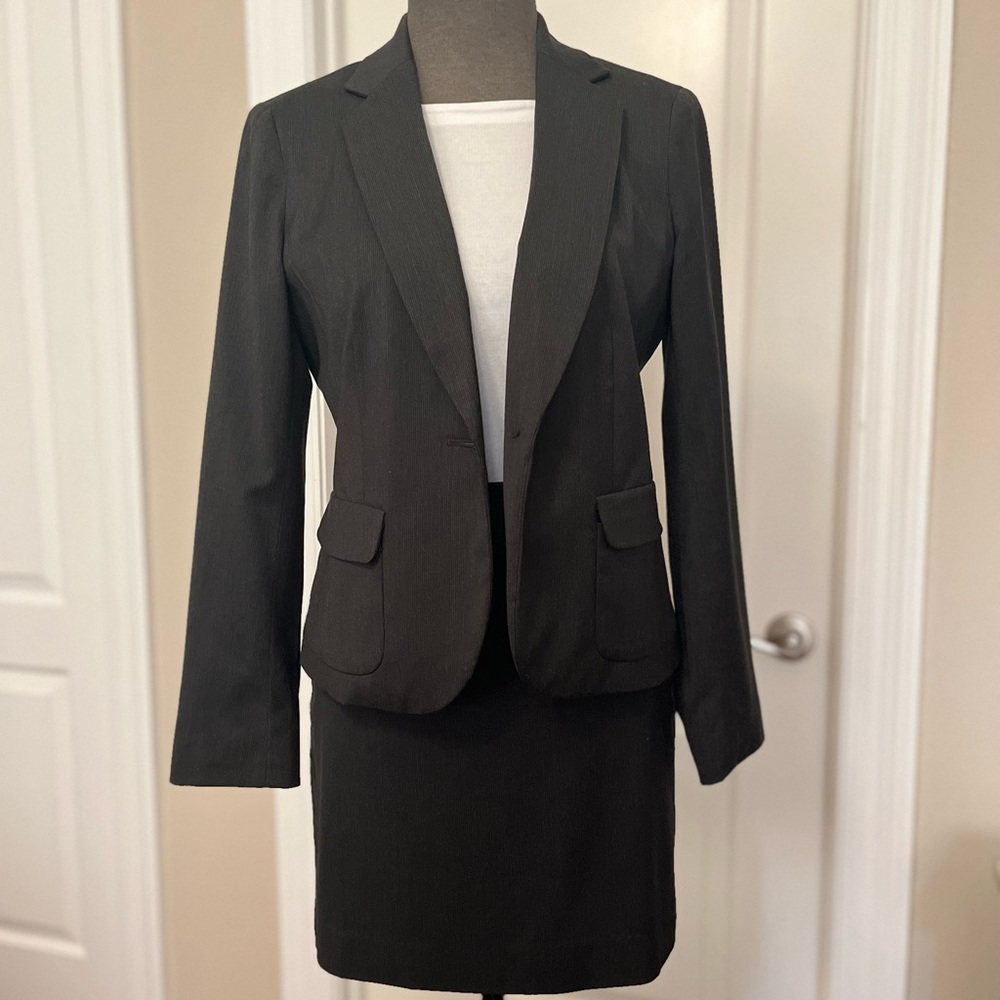 Banana Republic 2 piece women’s suit. Size 4P